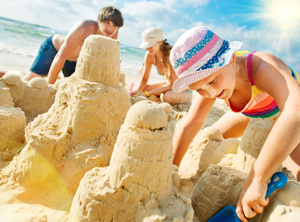 les enfants jouent à la plage